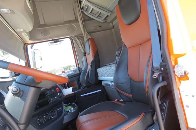 Es posible equipar el XF Super Space Cab con los asientos de cuero bicolor a juego con la cabina.
